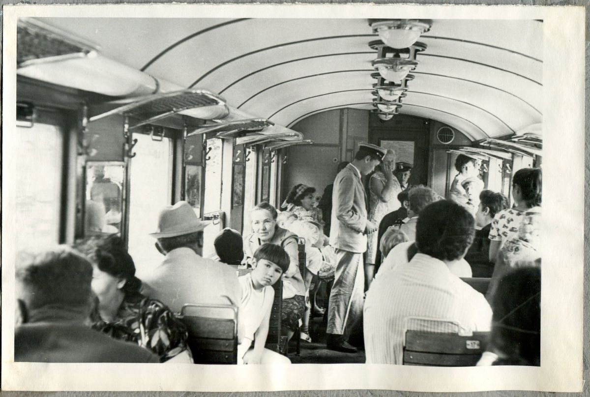 Пассажиры в салоне вагона состава 'Орлёнок'