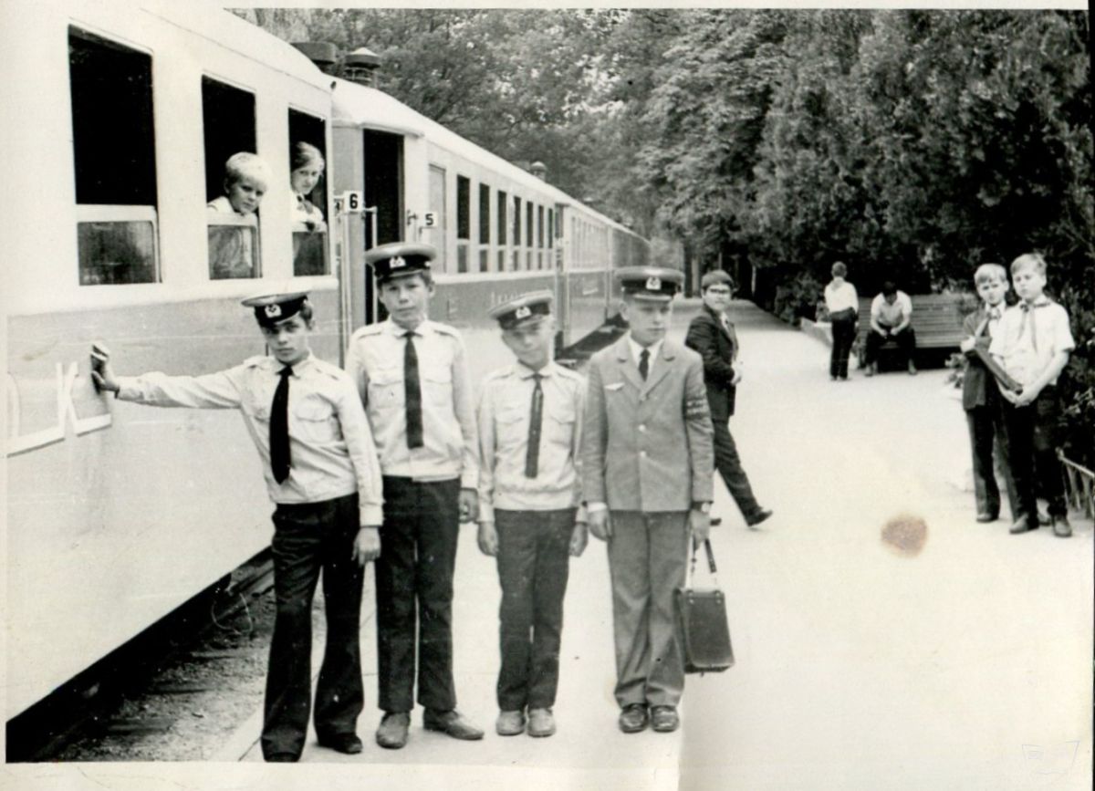 Юные железнодорожники возле состава 'Орлёнок'