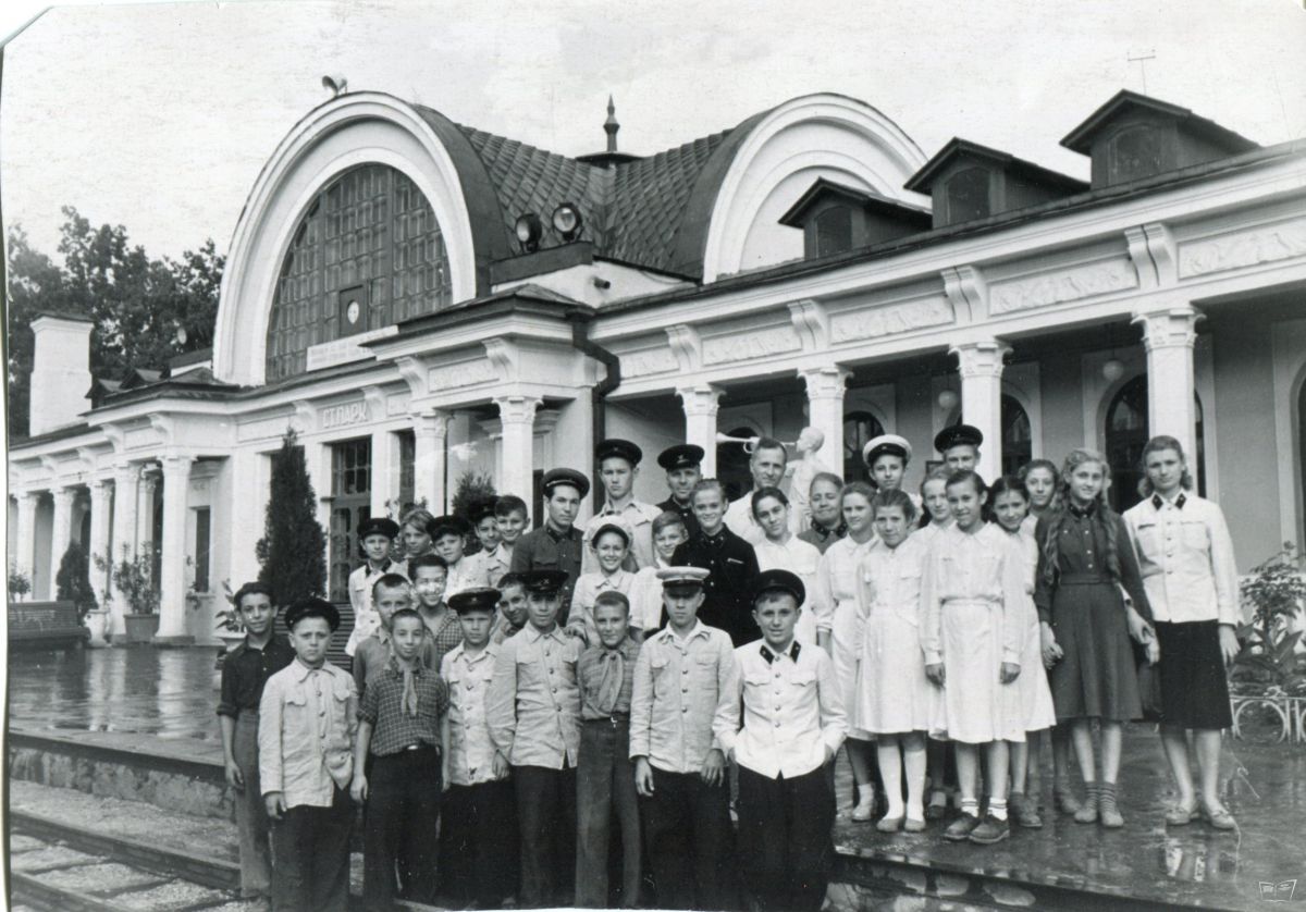 Юные железнодорожники на фоне вокзала ст. Парк