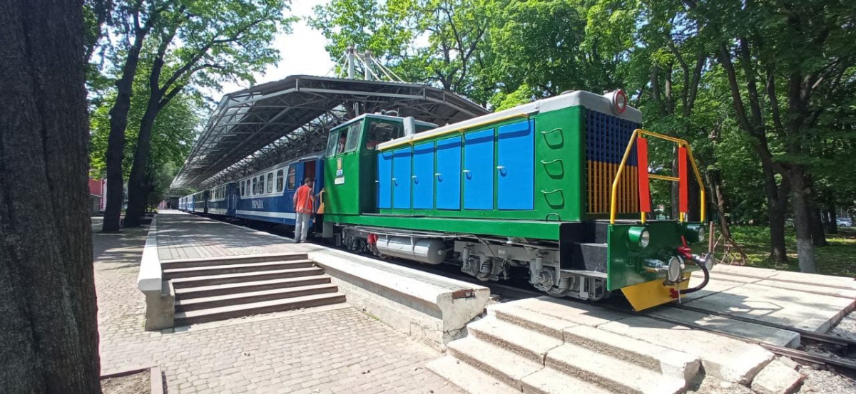 Обкатка перед началом сезона 2021. Тепловоз ТУ7А-3198 с составом 'Украина' на первом пути ст. Парк