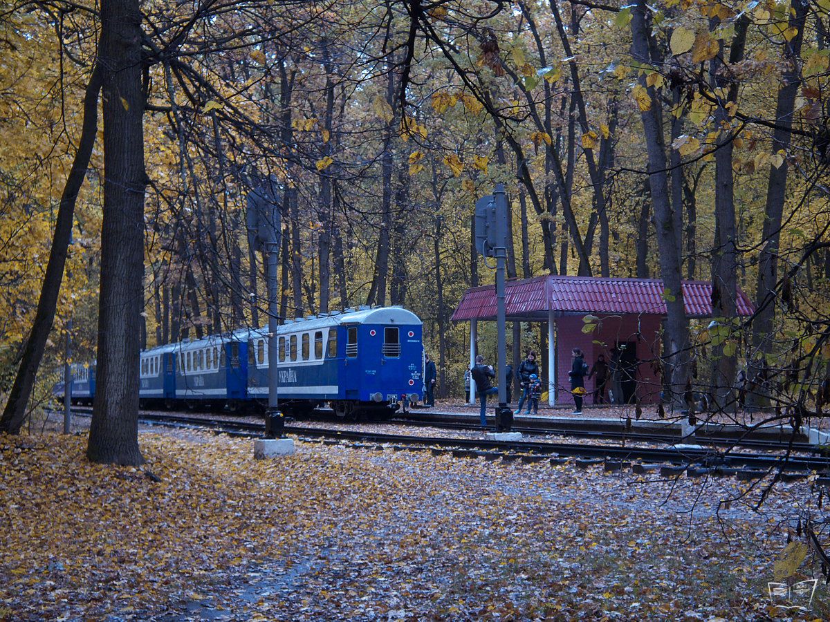 Осенью в Лесопарке. Состав 'Украина' из вагонов Pafawag
