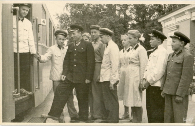 Начальник Малой Южной Кравченко Д. Т. с юными железнодорожниками