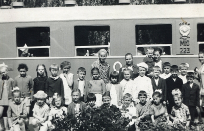 Группа детей на фоне вагона поезда 'Орленок'