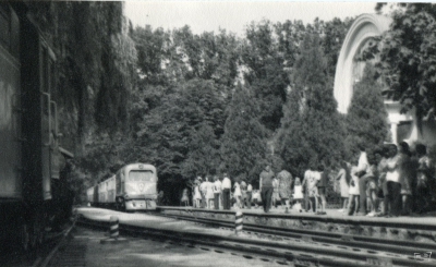 ТЭУ3-001 с поездом прибывает на ст. Парк