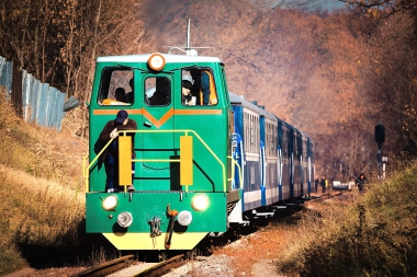 ТУ7А-3198 с поездом 'Украина' из вагонов Pafawag следует в нечётную сторону на первом километре