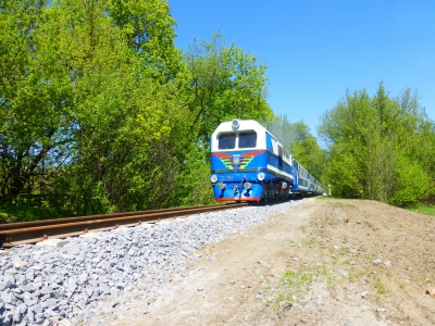ТУ2-054 с поездом 'Украина' на перегоне - стык старого участка на деревянных шпалах - и нового 'бетонного'