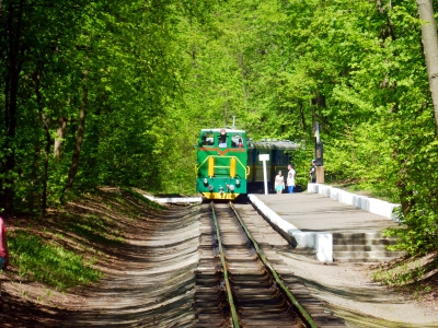 ТУ7А-3198 с поездом 'Юность Южной' проходит пл. Мемориал без остановки.