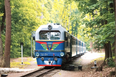 Тепловоз ТУ2-054 с поездом 'Украина' отправляется со станции Лесопарк