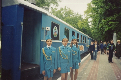 Юные железнодорожницы в парадной форме возле состава 'Украина'