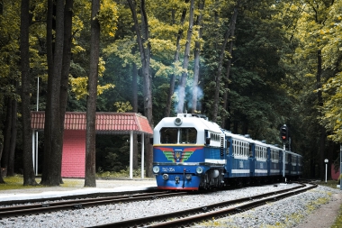 Тепловоз ТУ2-054 с поездом 'Украина' прибывает на станцию Лесопарк
