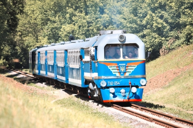 ТУ2-054 с поездом 'Украина' из вагонов Pafawag следует в нечётную сторону на первом километре