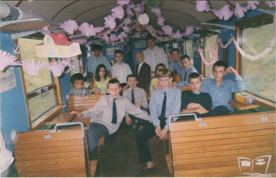 Юные железнодорожники в вагоне, украшенном ко дню железнодорожника