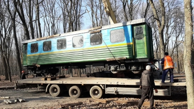 Три вагона состава 'Юность Южной вывозят с Малой Южной на Киевскую ДЖД.