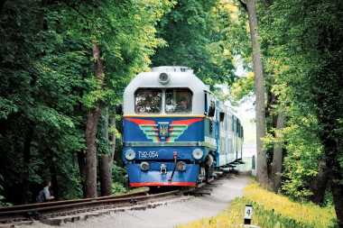 Тепловоз ТУ2-054 с поездом 'Украина' приближается к станции Парк