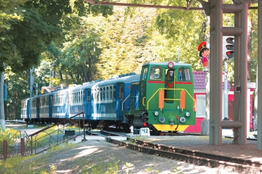 ТУ7А-3198  с поездом 'Украина' прибывает на станцию Парк