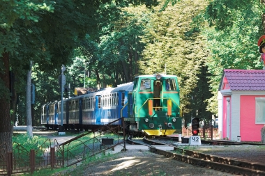 ТУ7А-3198  с поездом 'Украина' прибывает на станцию Парк
