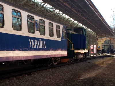Тепловоз ТУ7А-3198 с составом 'Украина' маневрирует по ст. Парк