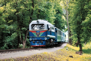 ТУ2-054 с поездом 'Украина' приближается к станции Парк