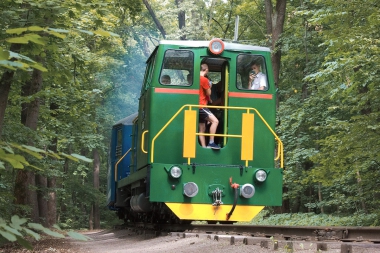 ТУ7а-3198 с поездом 'Украина' следует в нечетную сторону на третьем километре