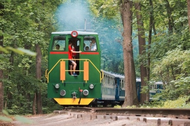 ТУ7А-3198 с поездом 'Украина' следует в четную сторону на третьем километре