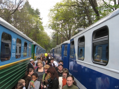 Пассажиры между составами 'Украина' и 'Юность Южной'