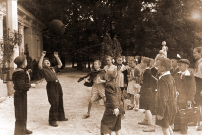 Юные пассажиры играют в мяч на ст. Парк