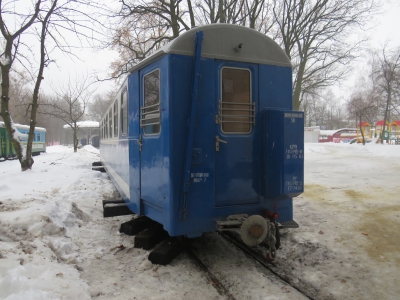 Вагон №5 состава 'Украина' со снятыми тележками возле депо
