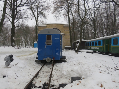 Вагон №5 состава 'Украина' со снятыми тележками возле депо