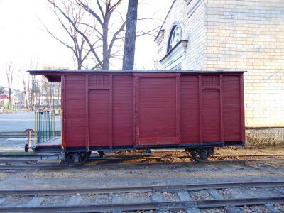 Крытый двухосный грузовой вагон с тележками Клозе