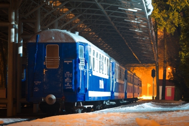 Состав 'Украина' из пяти вагонов Pafawag на станции Парк. Один вагон находится на втором пути.