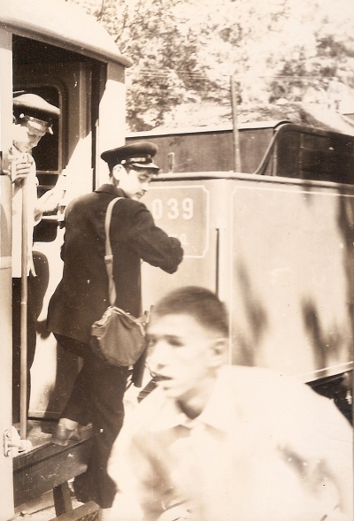 Юные железнодорожники перед отправлением поезда