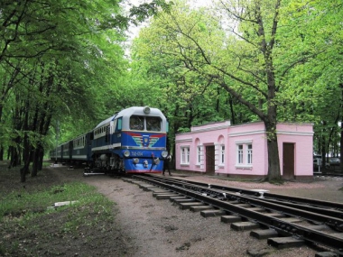 ТУ2-054 с поездом 'Украина' прибывает на станцию Парк