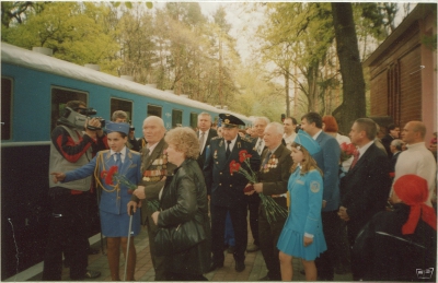 Ветераны второй мировой садятся в поезд