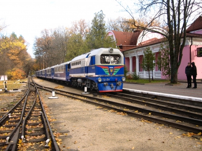 ТУ2-054 с составом 'Украина' прибывает на ст. Парк