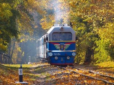 ТУ2-054 с поездом 'Україна' следует в чётную сторону по перегону Парк - Лесопарк