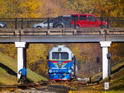 ТУ2-054 с поездом 'Україна' следует в нечётную сторону по перегону Лесопарк - Парк