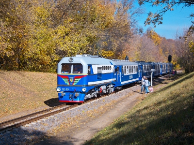 ТУ2-054 с поездом 'Украина' из вагонов Pafawag следует в нечётную сторону по первому километру Малой Южной железной дороги.
