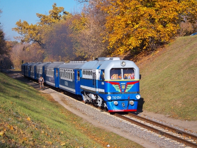ТУ2-054 с поездом 'Украина' следует в нечётную сторону по первому километру Малой Южной железной дороги.