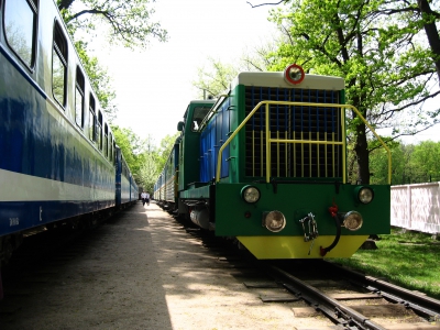 ТУ7А-3198 с составом 'Юность Южной' возле состава 'Украина' на ст. Парк