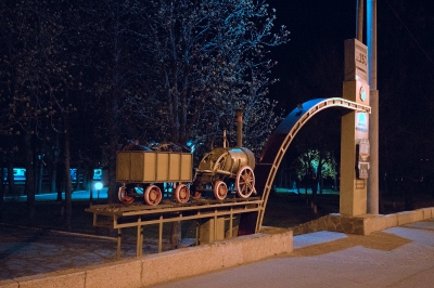 Входная арка на ст. Парк и макет паровоза 'Ракета' с вагонеткой