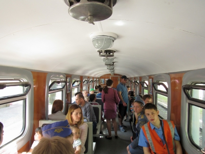 Пассажиры и юные железнодорожники в вагоне состава 'Украина'