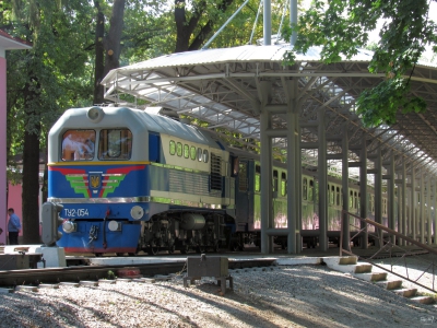 ТУ2-054 с составом 'Украина' на первом пути ст. Парк