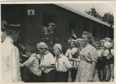Посадка пассажиров в поезд на ст. Парк