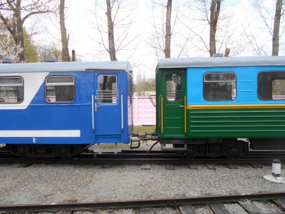 Маневры 12-вагонного состава по ст. Парк. Сцепленные в один состав вагона Pafawag и ПВ40