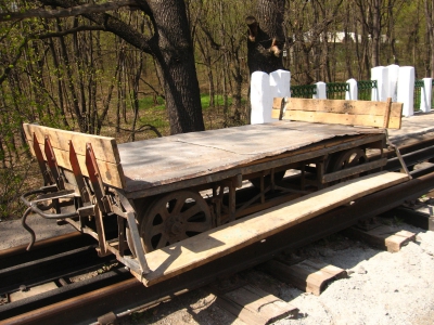 Платформы, используемые для перевозки шпал, на белом мосту
