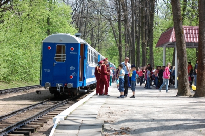 Пассажиры и юные железнодорожники на ст. Лесопарк