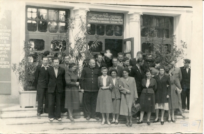 Выпускники и сотрудники ДЖД на фоне вокзала