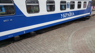 Второй вагон состава 'Украина' в ожидании замены тележек