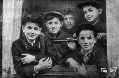 Юные железнодорожники в довоенном вагоне Малой Южной