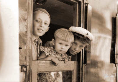 Юный железнодорожник и пассажиры в вагоне 1948 года